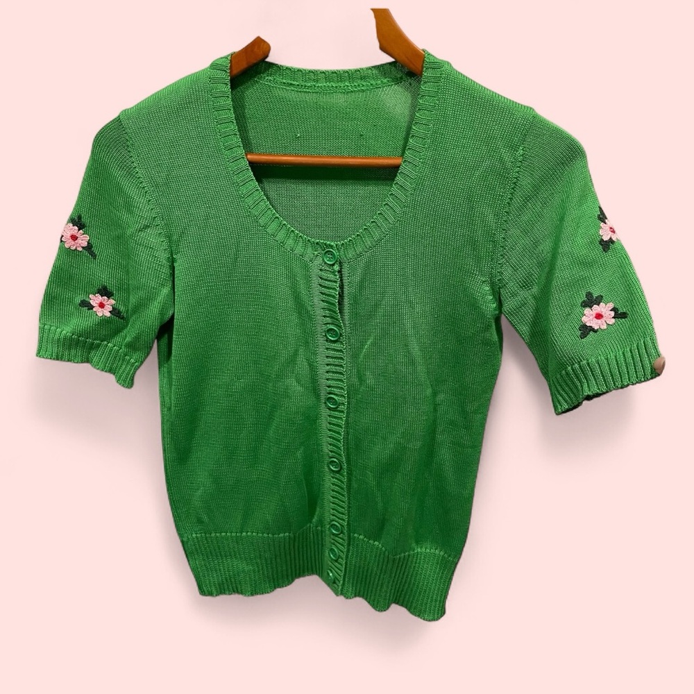 Cute vintage 70’s clover green short sleeve embroidered floral sleeve cardigan